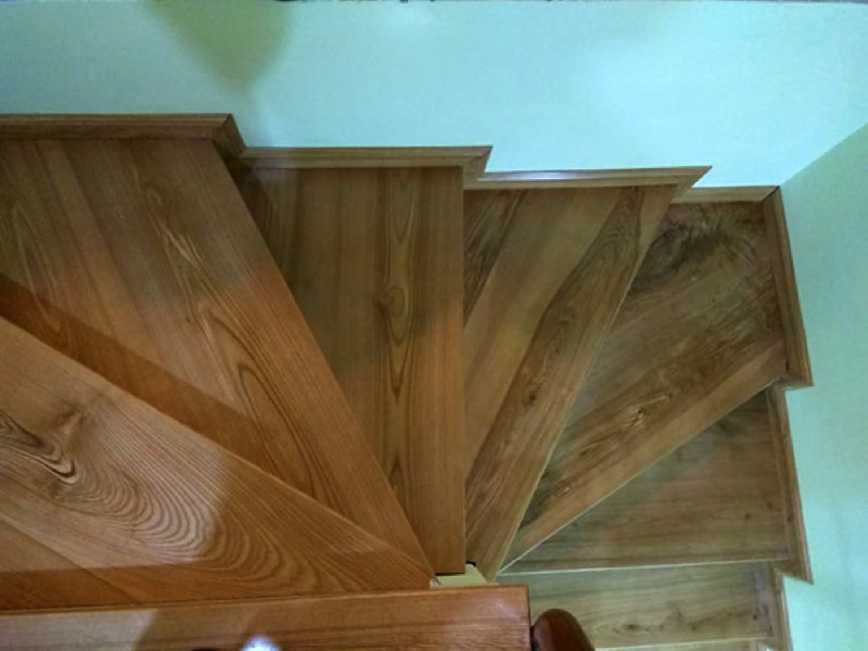 Cầu thang gỗ tần bì