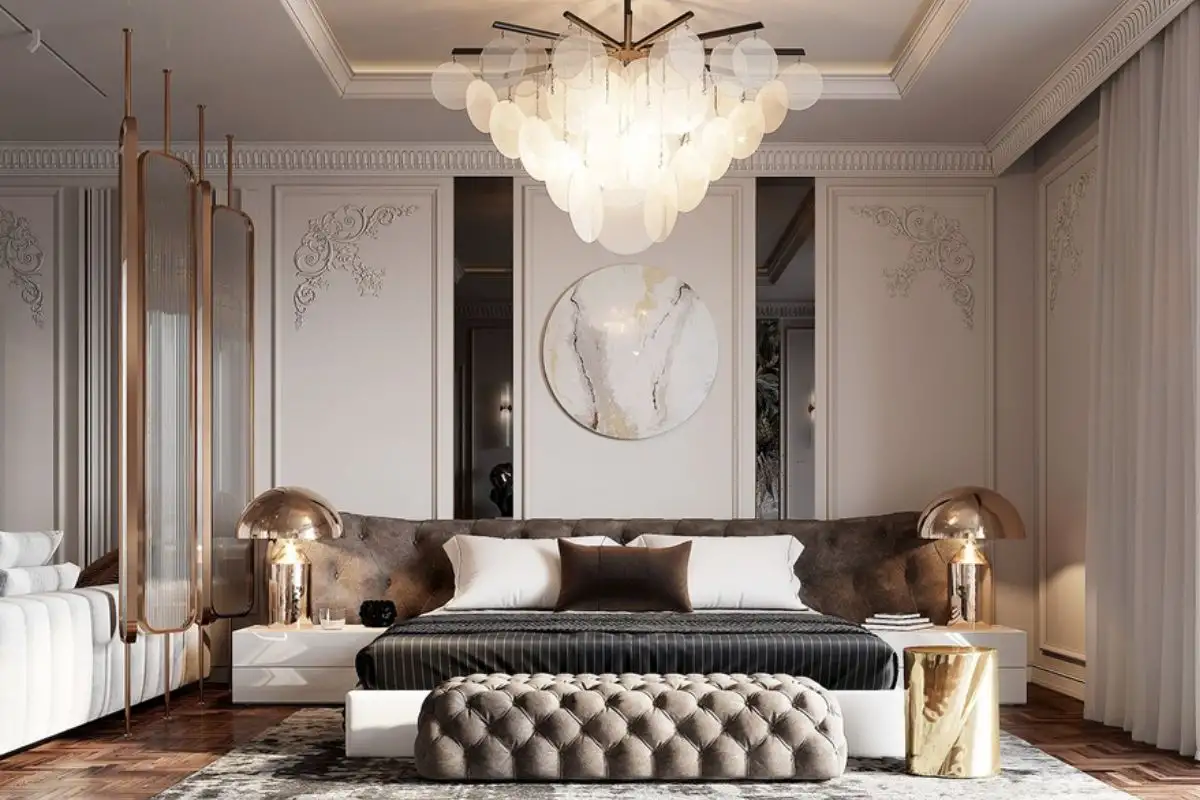 Phòng ngủ tân cổ điển với phào chỉ hoa văn & đèn trùm