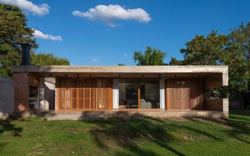 Mẫu nhà gỗ đẹp mái bằng kết hợp sân vườn rộng