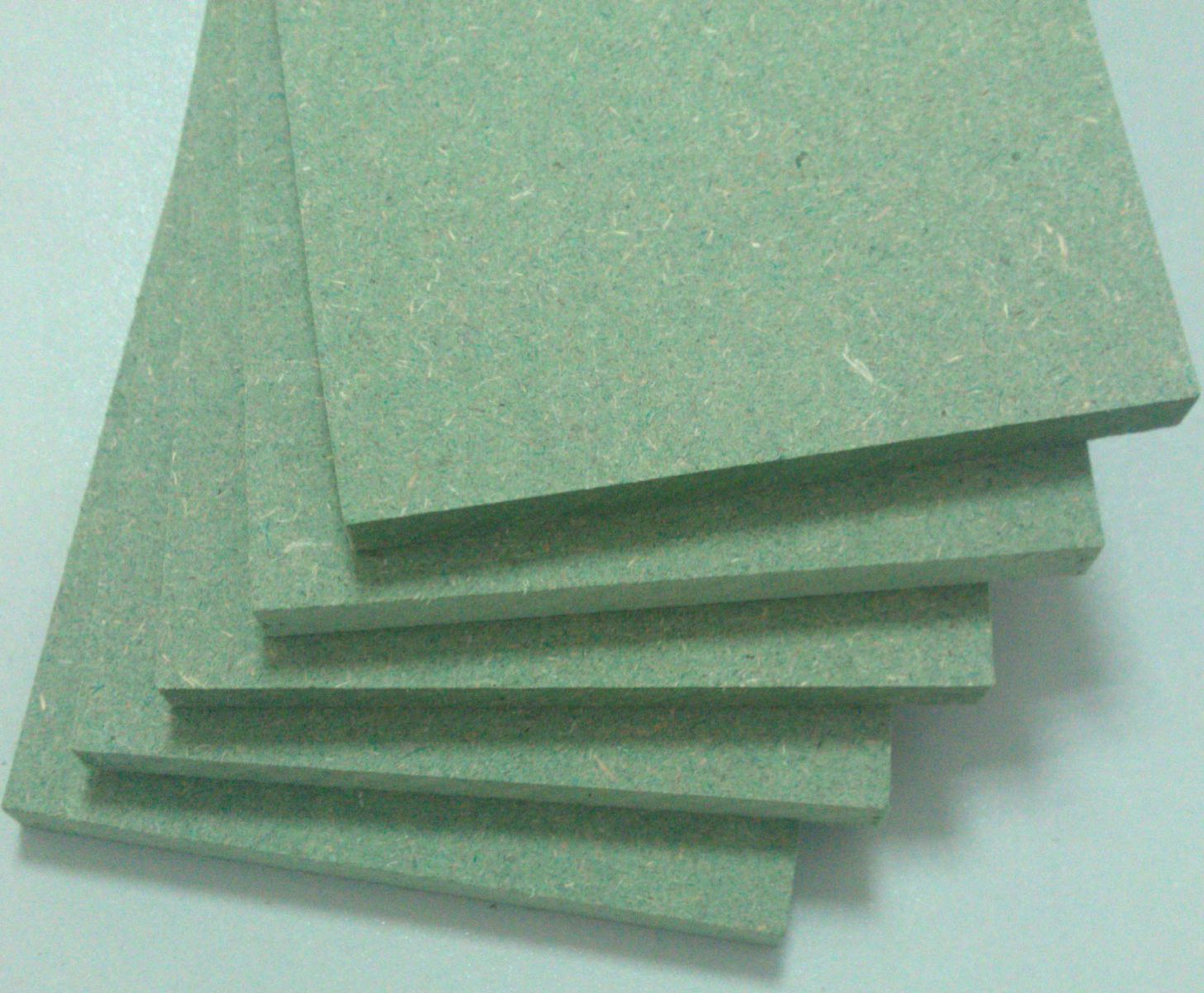 Ván chống ẩm MDF sản xuất từ bột gỗ, kết hợp với nhựa và các chất phụ gia chống ẩm