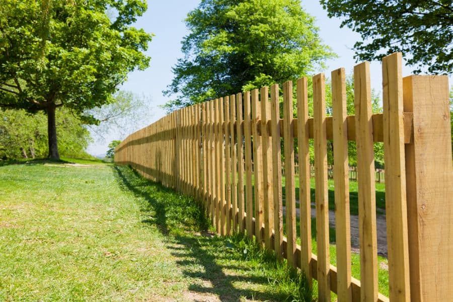 Có Nên Dùng Hàng Rào Gỗ Nhựa Composite Thay Gỗ Tự Nhiên Không?