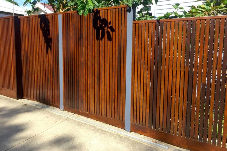 So Sánh Hàng Rào Gỗ Tự Nhiên và Gỗ Nhựa Composite