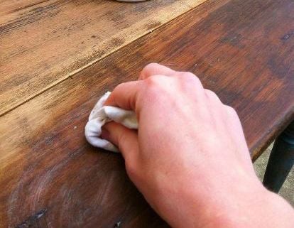 Hướng dẫn dùng dầu lau gỗ hiệu quả
