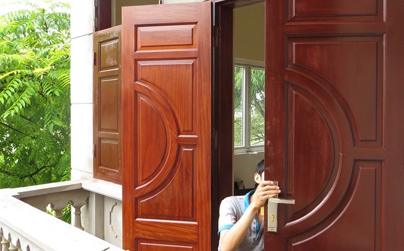 Hướng dẫn từng bước khắc phục cửa gỗ bị xệ tại nhà