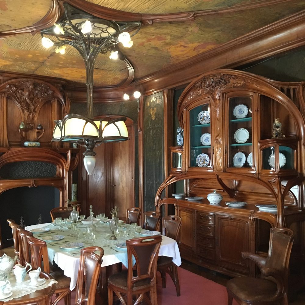 Tủ gỗ và bàn ghế gỗ phong cách Art Nouveau
