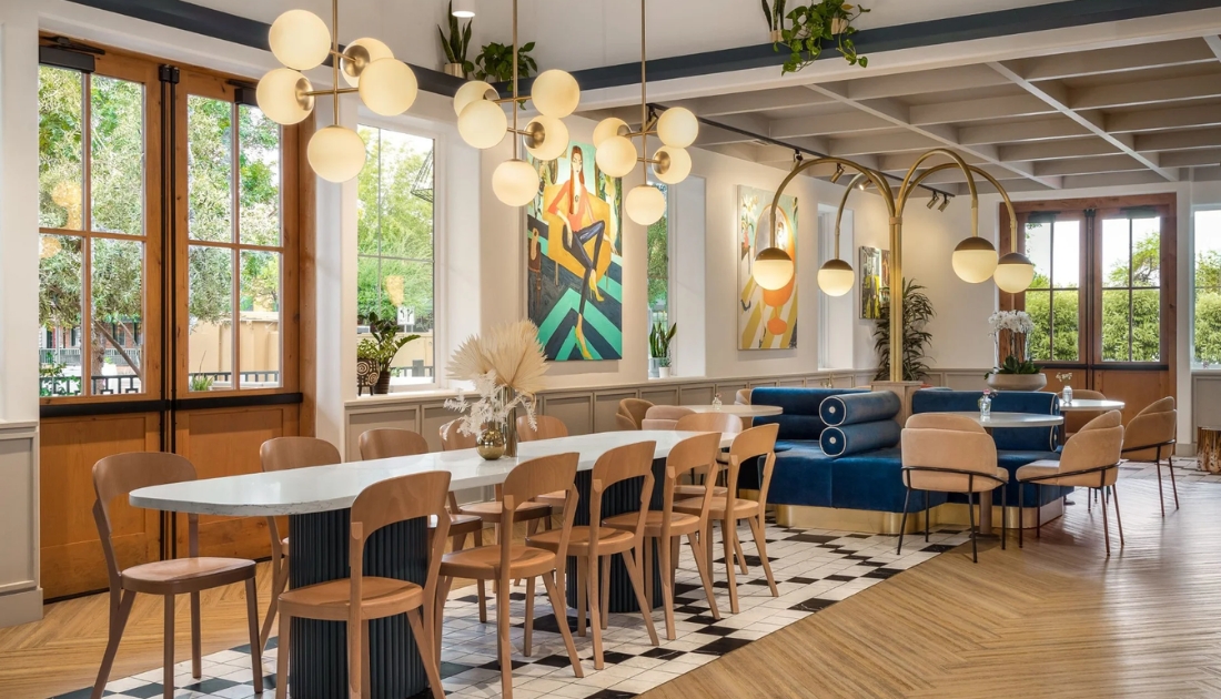 Quán cafe sử dụng không gian mở và màu sắc hài hòa