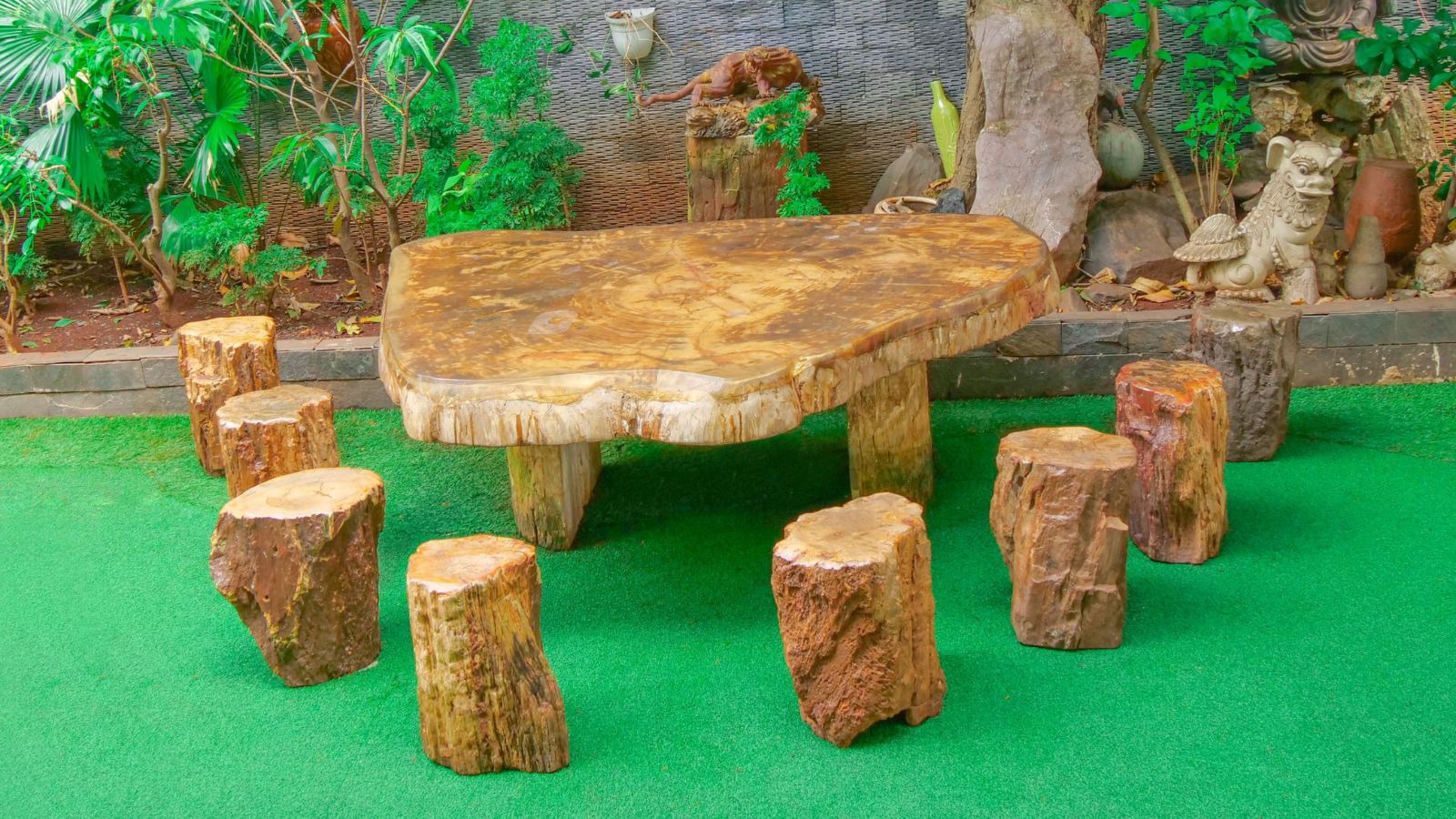 Gỗ hóa đá làm bàn ghế và tiểu cảnh